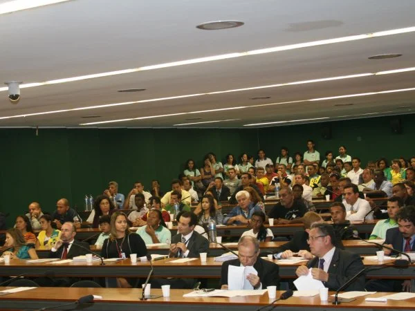 Reunião que aprovou convite a Temer e outras autoridades. (Foto: Mizael/Agência Câmara)