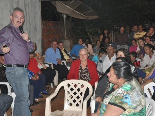 Geraldo Resende conversa com moradores do Parque do Lago I. (Foto: Kauhê Prieto)