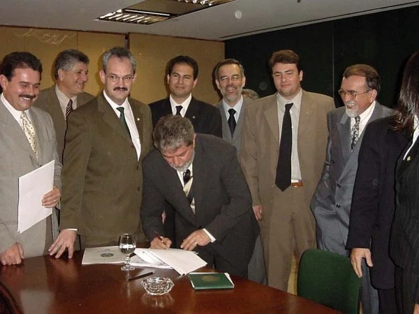 Lula assina recebimento de projeto da UFGD, em 2003. (Foto: Divulgação)