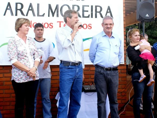 Geraldo e Edson lançam asfalto e UBS em Aral Moreira