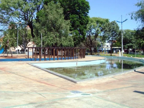 Local onde será instalada a fonte luminosa musical da Praça Antonio João. (Foto: Ronney Minella)