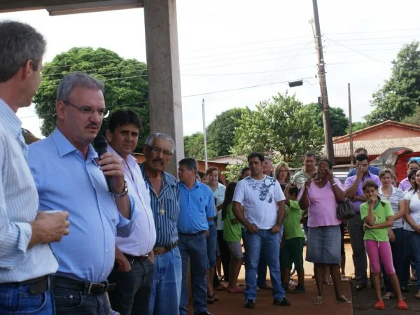Geraldo e Edson lançam asfalto e UBS em Aral Moreira