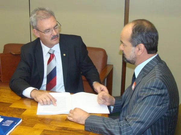Geraldo Resende e o prefeito de Caarapó, Matheus Palma, parceria para o desenvolvimento.