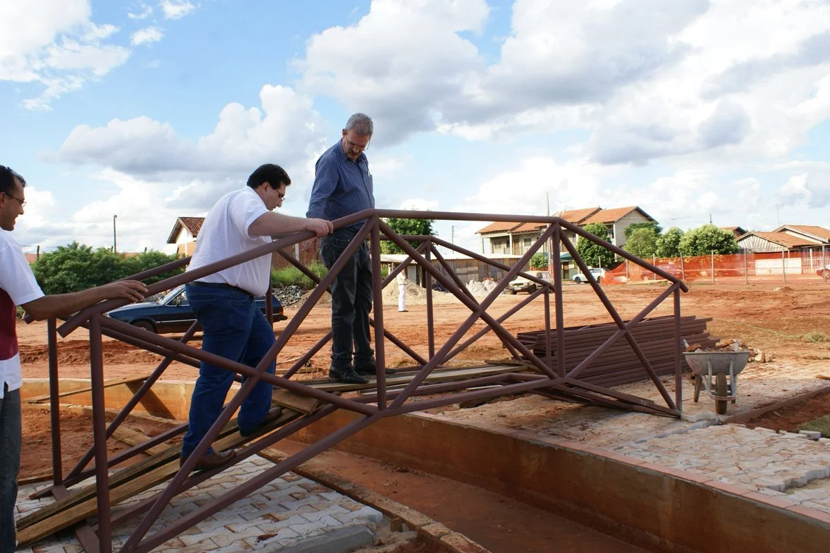 Geraldo observa detalhe em passarela na obra da Praça do Centenário em Glória de Dourados.