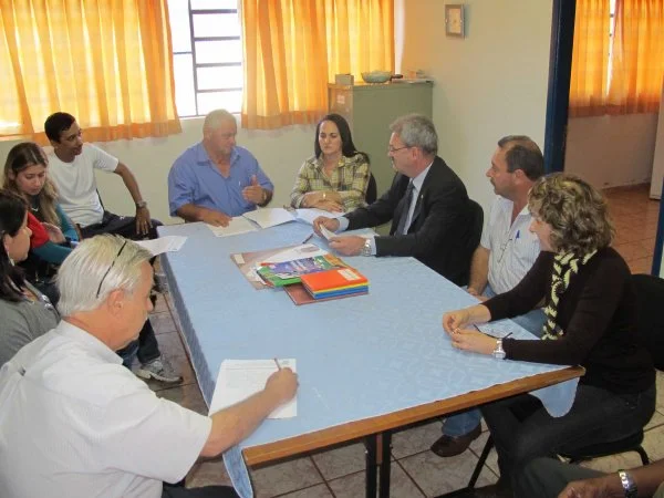 Deputado Geraldo Resende ouve reivindicações da comunidade da Escola Agrotécnica Padre André Capelli. (Foto: Ricardo Minella)