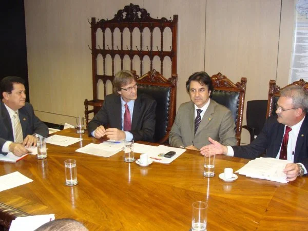 Geraldo Resende discutiu no mês passado com ministro Alfredo Nascimento, a implantação da Ferrovia do Pantanal em Mato Grosso do Sul. (Foto: Rodrigo Pael)