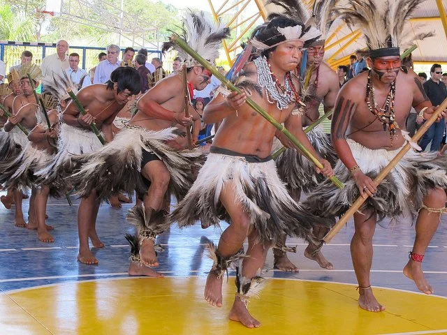 Índios mostram dança do Bate-Pau em apresentação cultural em cerimônia de inauguração da Vila Olímpica Indígena de Dourados. (Foto: Edmir Conceição)