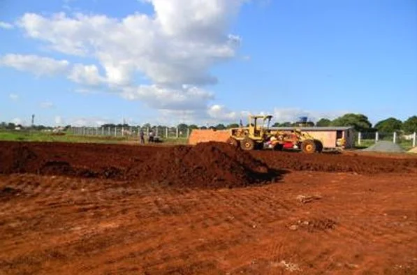 Máquinas preparam área da praça do Parque Ambiental Córrego Rego D´Água. (Foto: Assecom)