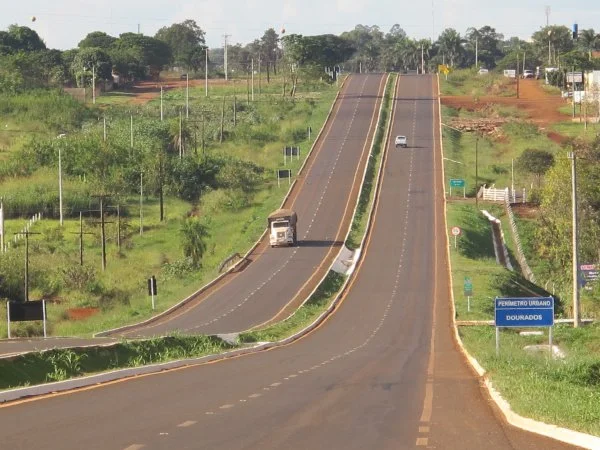 As margens da BR-163 no trecho entre a Embrapa até o entroncamento com a BR-376 terão revitalização. (Foto: Kauhê Prieto)