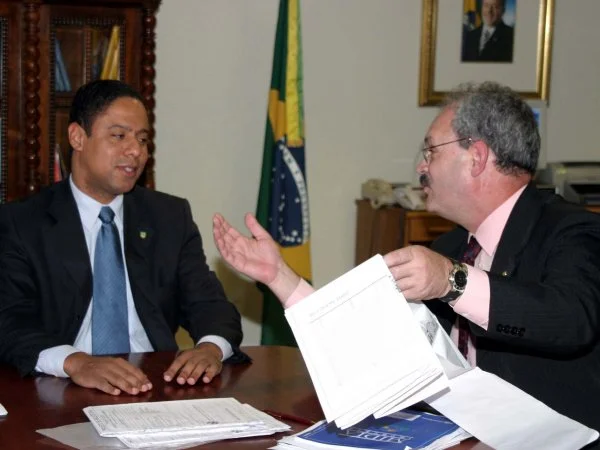 Deputado federal Geraldo Resende (PMDB-MS) discute apoio do Ministro na construção da Vila Olímpica Indígena. (Foto: Arquivo)