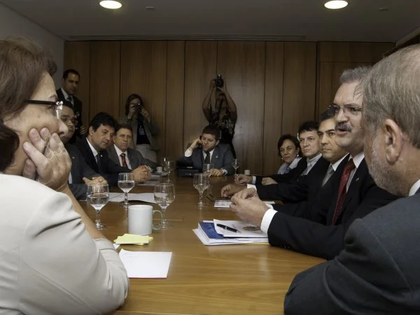 Bancada federal reunida com a ministra de relações Institucionais Ideli Salvatti (Foto: Assessoria Girotto)