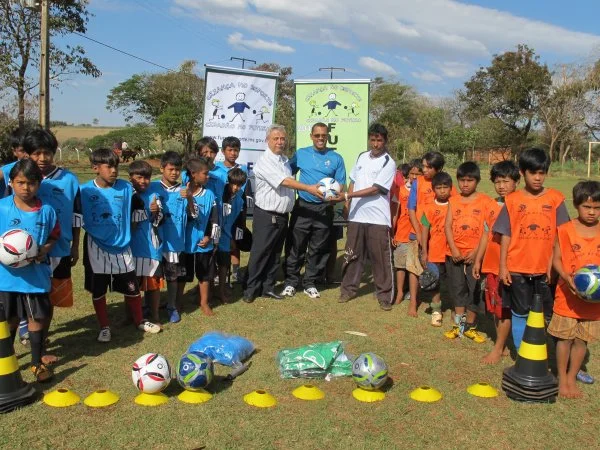 O assessor parlamentar, Paulo Falcão, e o diretor da Fundesporte, Pelezinho, ao entregarem bolas para o técnico Livanir, da Escola Guateka. (Foto: Kauhê Prieto)