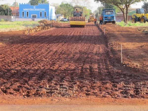 Homens e máquinas trabalham no Pq do Lago I.