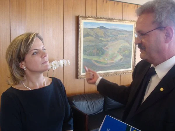 Geraldo Resende com a ministra Gleisi Hoffmann, na tarde desta sexta-feira (18)(Foto: Rodrigo Pael)