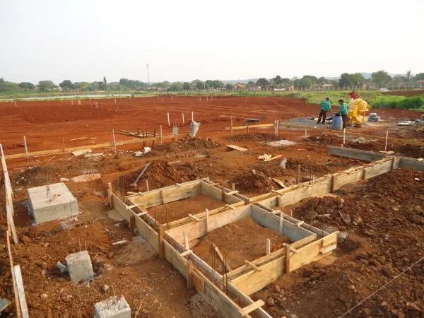 Obra dos vestiários sendo construídas na praça de lazer do Parque Ambiental Córrego Rego D’Água (Fotos: Ronney Minella)