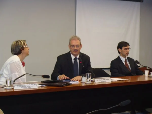 Deputado Geraldo Resende (ao centro), defende ações de combate ao consumo excessivo de álcool (Foto: Ana Paula Siqueira)