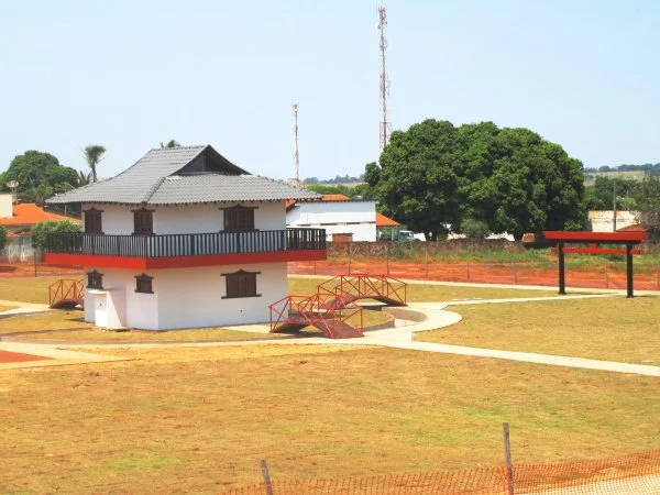 Vista parcial da Praça do Centenário, que está sendo construída em Glória de Dourados com recursos viabilizado pelo deputado Geraldo.
