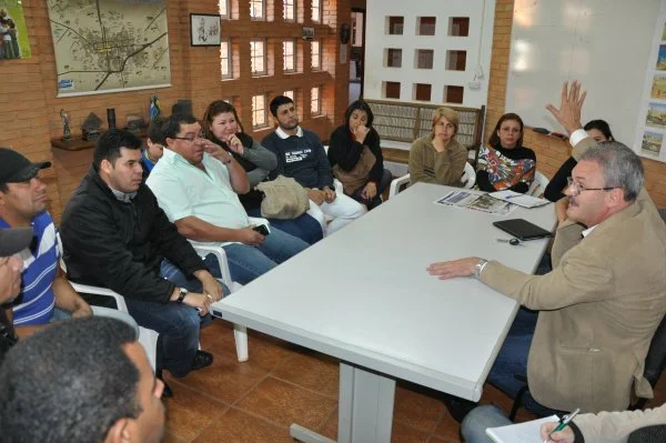 Deputado Geraldo Resende foi procurado por grupo de aprovados no concurso do HU. Foto: Div