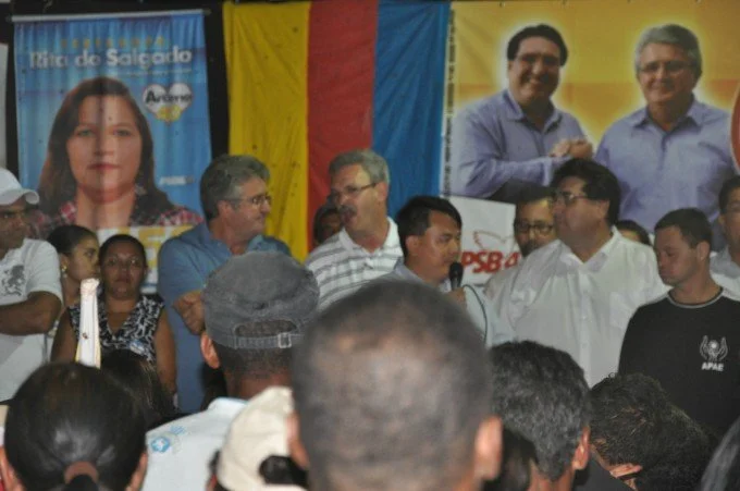 Veja fotos do comício do candidato a reeleição Arceno Athas