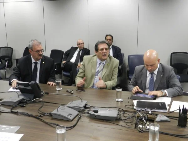 Deputado Geraldo Resende (o primeiro,à esquerda), durante reunião nesta tarde, na ANAC