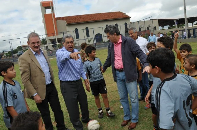 Praças são novos cartões postais de Dourados, diz Geraldo