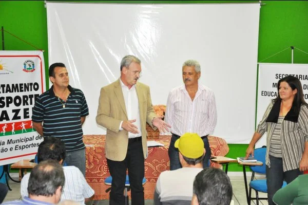 Ao lado do prefeito Mário Valério e do vereador Manezinho, além da vice-prefeita Marinalva Faria, Geraldo fala sobre sua emenda para o setor de turismo.