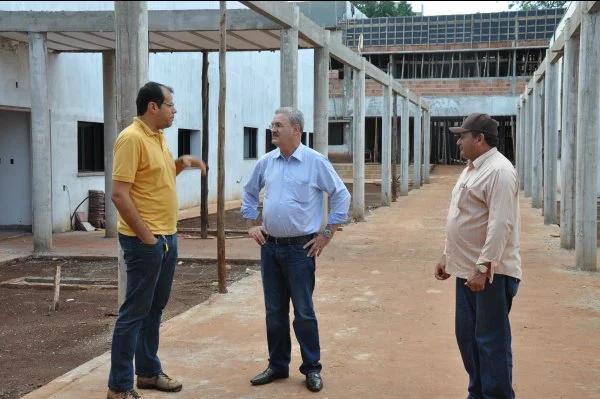 Geraldo Resende durante vistorias nas obras de reconstrução.