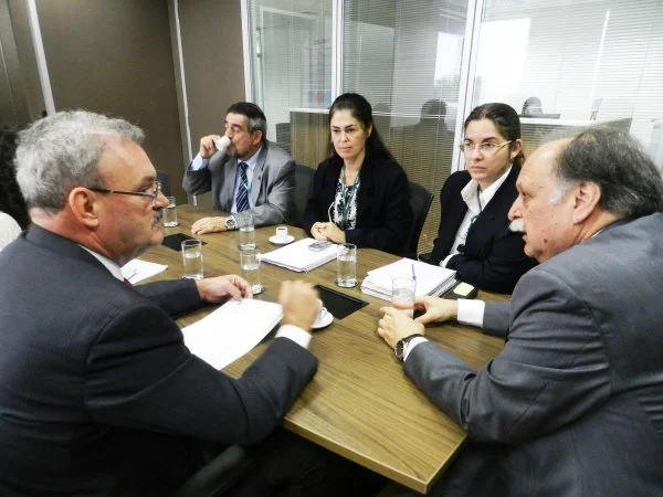 Deputado Geraldo Resende, reunido com diretores da EBSERH, trata da construção do IMC