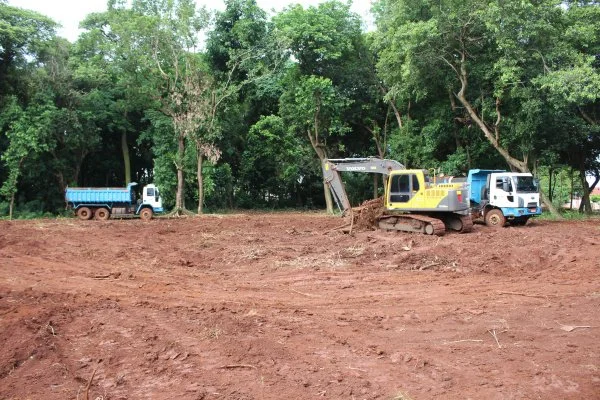 Máquinas trabalham na terraplanagem da área onde será instalada a nova feira livre de Dourados