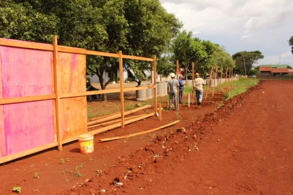 Trabalhadores iniciam obras de infraestrutura na área onde será instalada a nova feira livre de Dourados.