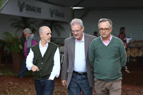 O presidente da Embrapa Guilherme Asmus e o secretário Fernando Lamas acompanharam o deputado durante a visita