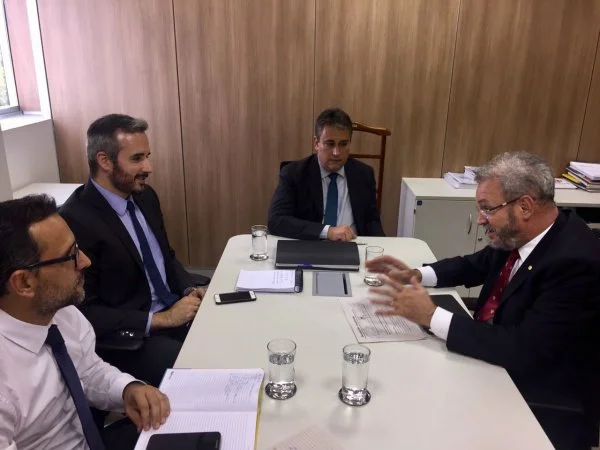 Geraldo Resende com técnicos do Programa Federal de Auxílio a Aeroportos, em Brasília.
