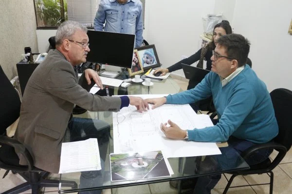 Geraldo Resende discute, com arquitetos, projetos de revitalização das praças Antonio Alves Duarte e do CEPER II, em Dourados
