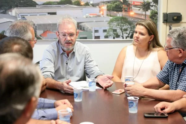 Deputado federal Geraldo Resende, em reunião com a presidente Daniela Hall e demais vereadores no mês de fevereiro.