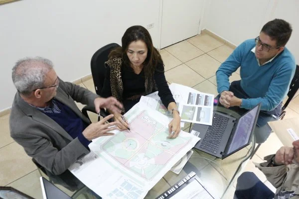 Geraldo analisa, com arquitetos, projetos de praças em Dourados