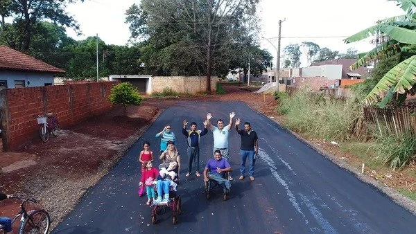 Moradores do Estrela Hory não disfarçam a alegria pela conquista de um antigo sonho: o asfalto.