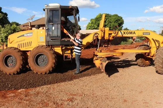 Geraldo cumprimenta moradores pelo início das obras de asfalto no Jardim Carisma.