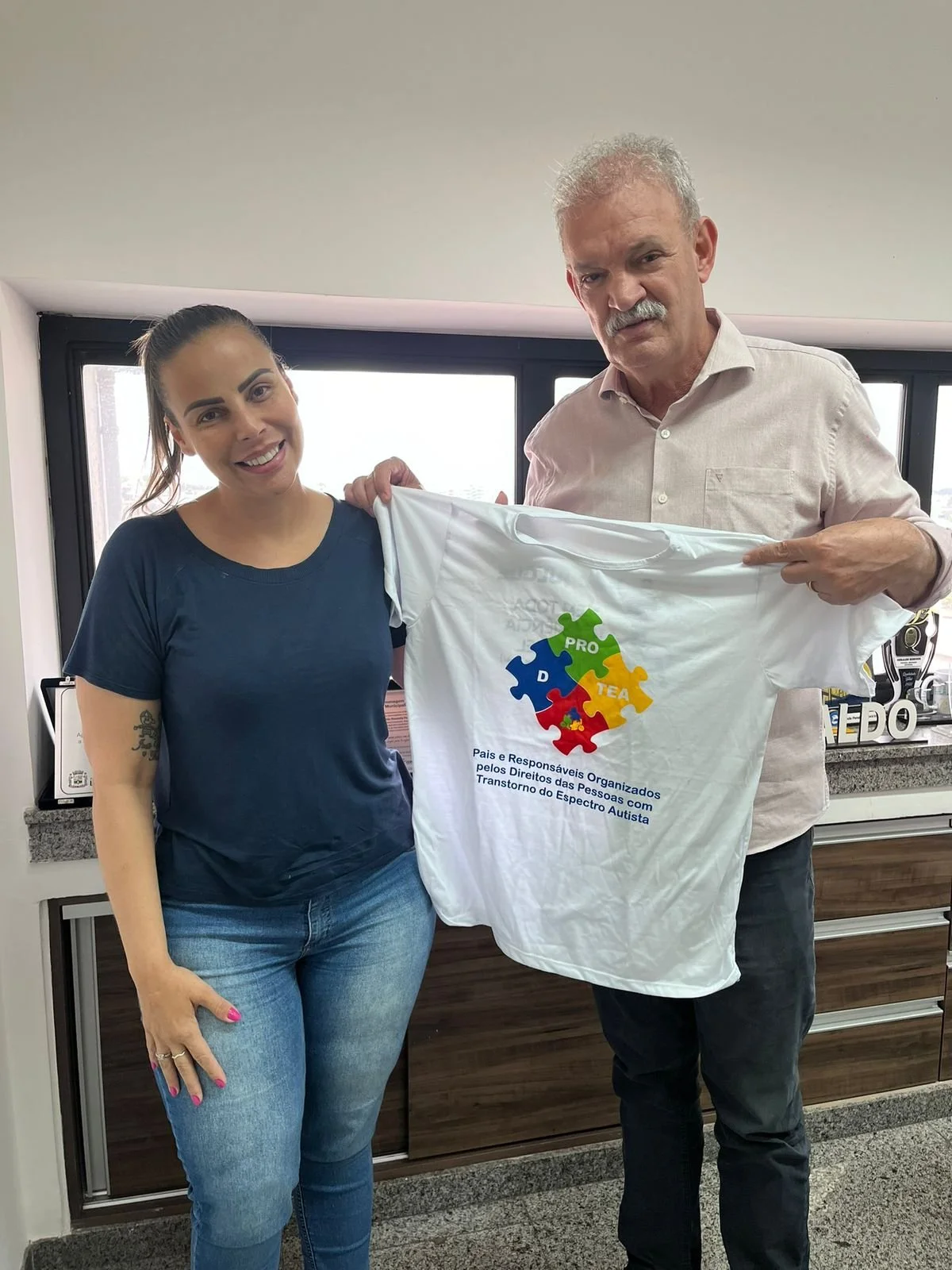 Geraldo Resende propõe adesivo oficial para veículos com passageiros autistas