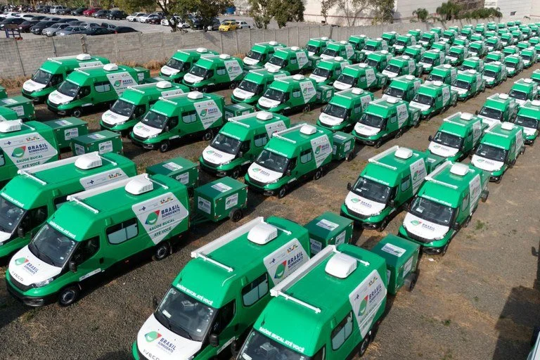 Ao lado do Ministério da Saúde, Geraldo Resende participa da entrega de 29 micro-ônibus e 4 UOMs